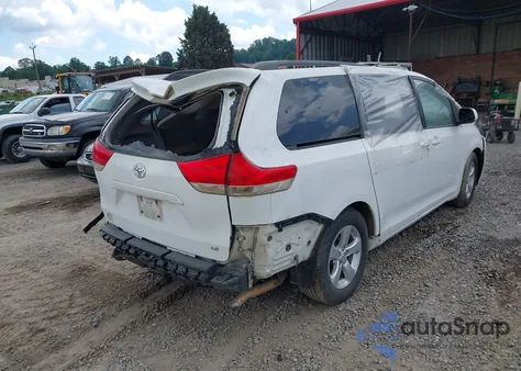 2014 Toyota Sienna Le V6 8 Passenger z USA, uszkodzony, nr VIN 5TDKK3DCXES512006